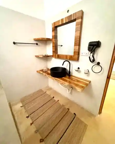 Bathroom mirror and basin